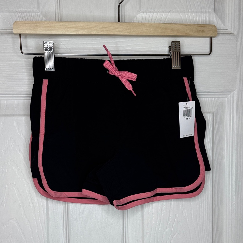 Old Navy Girl’s Dolphin-Hem Board Shorts. NWT Sz S 6-7. Color black w/pink trim
